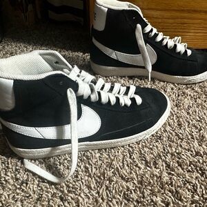 Like new black nike shoes